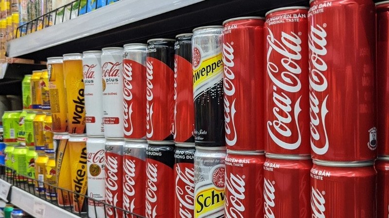 Dễ dàng nhận diện Coca-Cola so với các loại nước ngọt khác bởi màu sắc và logo đặc trưng