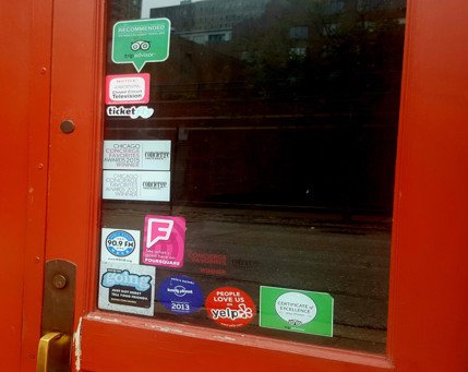 Decal Yelp trên cửa sổ quán Jazz Showcase