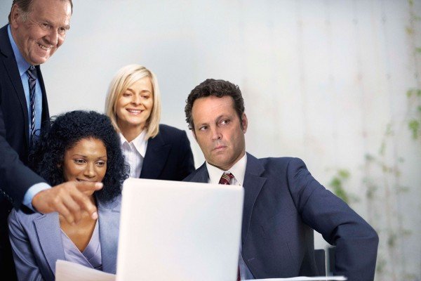 Diễn viên Vince Vaughn xuất hiện trong một ảnh stock điển hình, minh họa tính chất chung chung và thiếu chiều sâu của loại hình ảnh này.