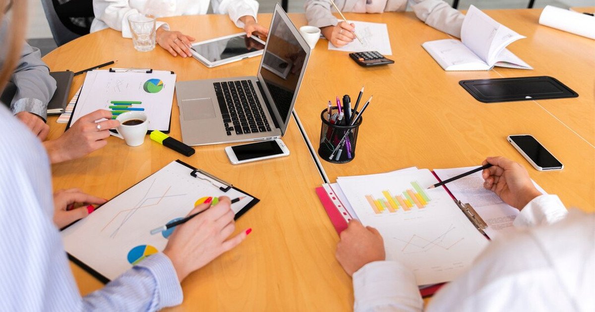 Đồ họa minh họa các chức năng cốt lõi của phòng Marketing, bao gồm chiến lược, phân tích dữ liệu và tương tác khách hàng.