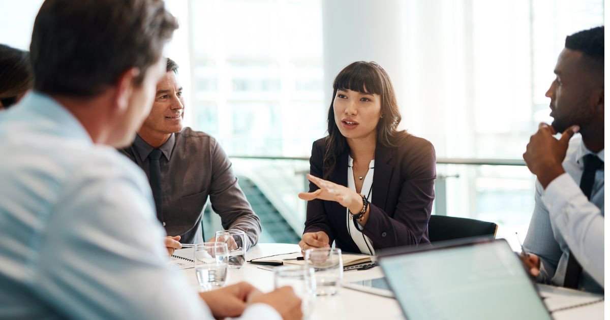 Doanh nghiệp thực hiện phân tích thị trường, cạnh tranh và nội bộ trong các bước hoạch định chiến lược.