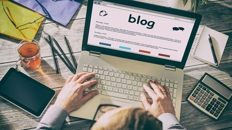 Đọc sách, báo, blog để nâng cao kỹ năng viết