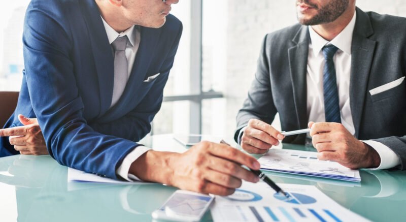 Đội ngũ Giám đốc tài chính thảo luận chiến lược quản trị tài chính