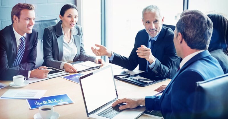 Đội ngũ lãnh đạo cùng thảo luận về tầm quan trọng của liên kết giá trị trong doanh nghiệp