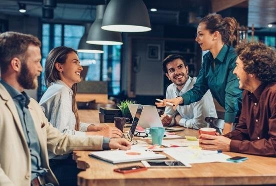 Đội ngũ nhân sự hợp tác hiệu quả và tràn đầy năng lượng