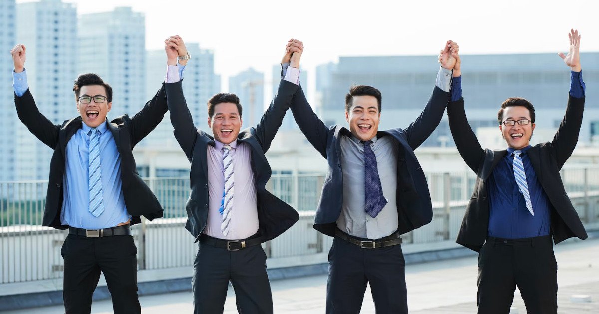 Đội ngũ thảo luận, thể hiện phong cách lãnh đạo dân chủ và sự hợp tác