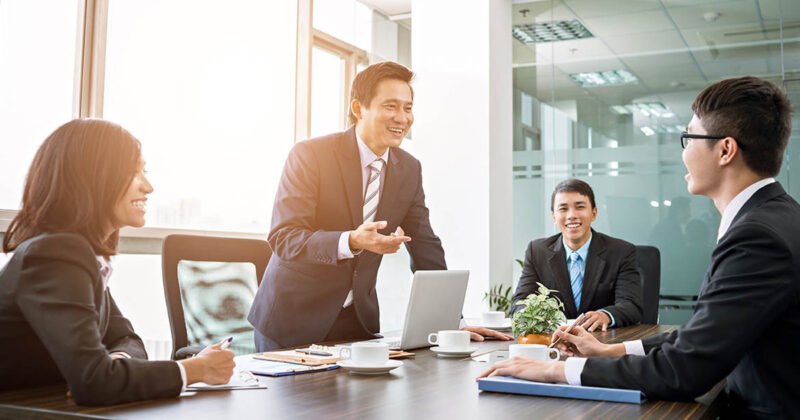 Giám đốc điều hành đang suy nghĩ về chiến lược doanh nghiệp