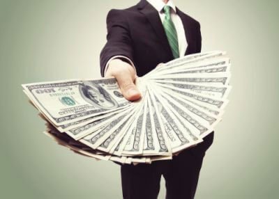 Giám đốc điều hành ra quyết định quan trọng liên quan đến tài chính và lương thưởng