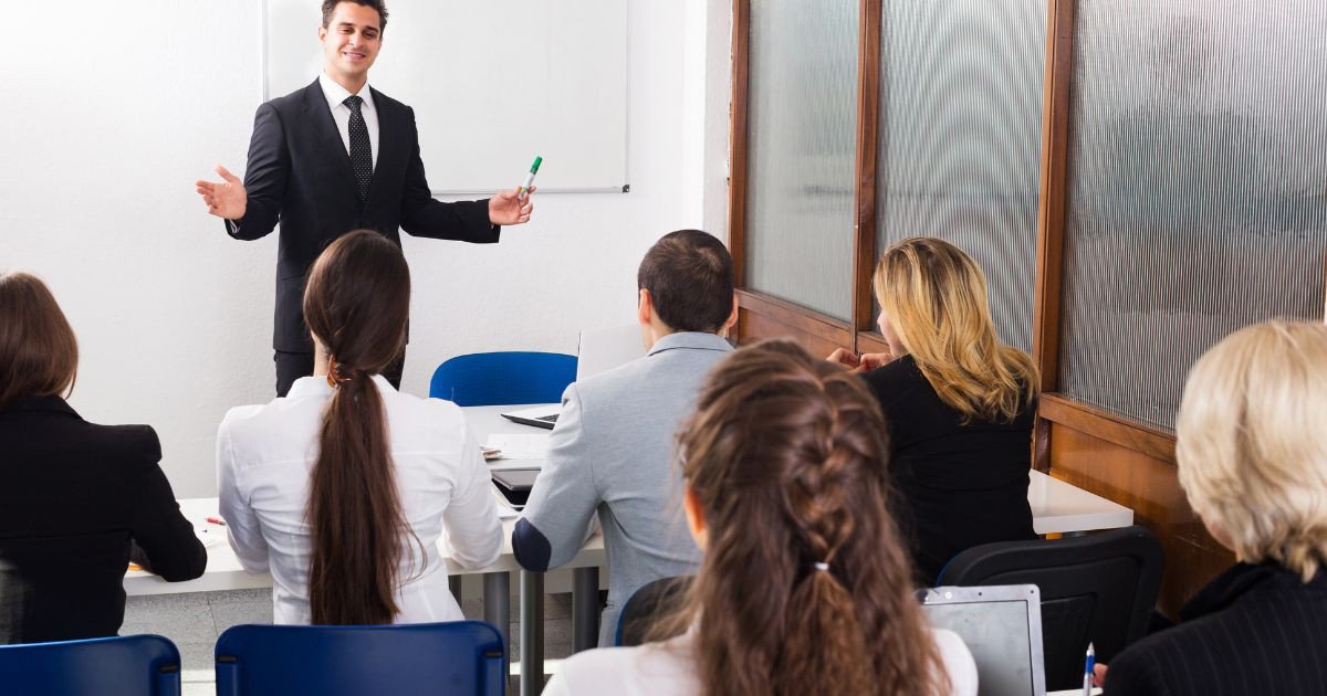 Giảng viên đang chia sẻ kiến thức về đào tạo giám đốc nhân sự CHRO, minh họa vai trò lãnh đạo trong quản lý nguồn nhân lực.