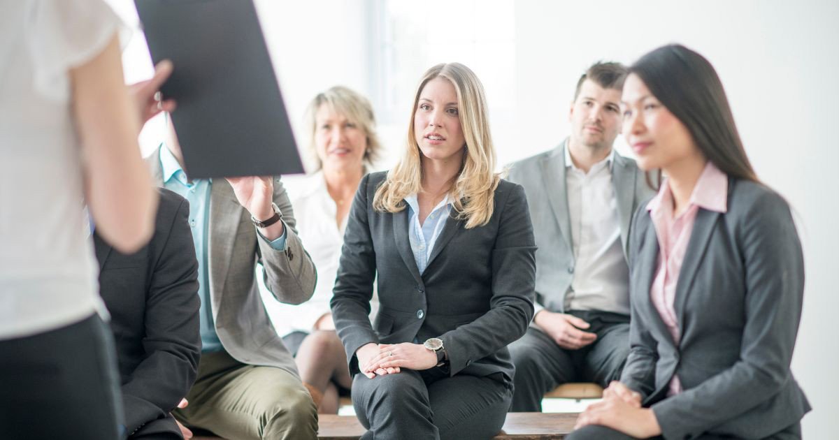 Giảng viên hướng dẫn kỹ năng đào tạo và huấn luyện nhân viên, phát triển năng lực cho đội ngũ nhân sự.