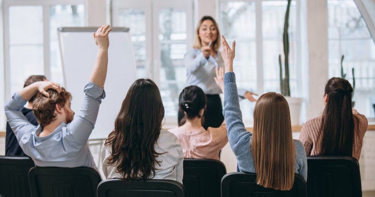 Giáo viên hướng dẫn nhóm học sinh thảo luận, minh họa tầm quan trọng của kỹ năng sư phạm trong giáo dục.