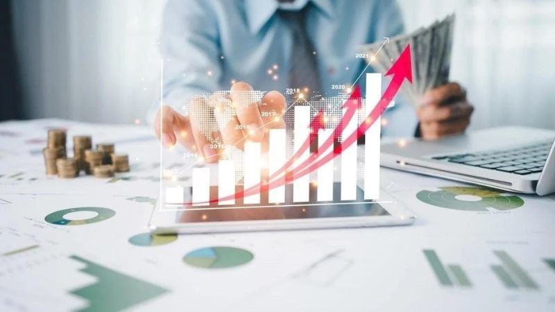 Hai người đang trao đổi về kế hoạch kinh doanh liên tục