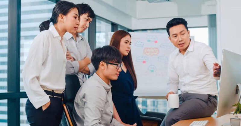 Hai người đang trò chuyện, minh họa mối quan hệ cố vấn và người được cố vấn trong chương trình mentorship.