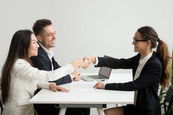 Hai nhà lãnh đạo cấp cao, CEO và CHRO, đang cùng nhau trao đổi kế hoạch chiến lược, minh họa sự hợp tác chặt chẽ trong phát triển nhân sự và doanh nghiệp.
