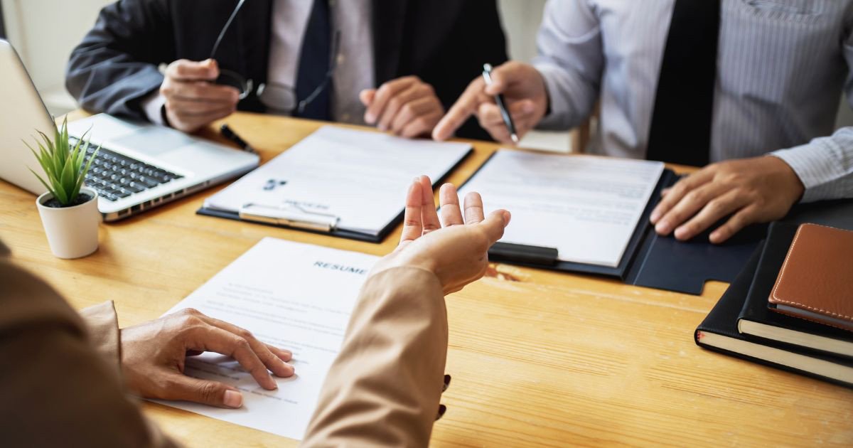 Headhunter đang trao đổi với ứng viên