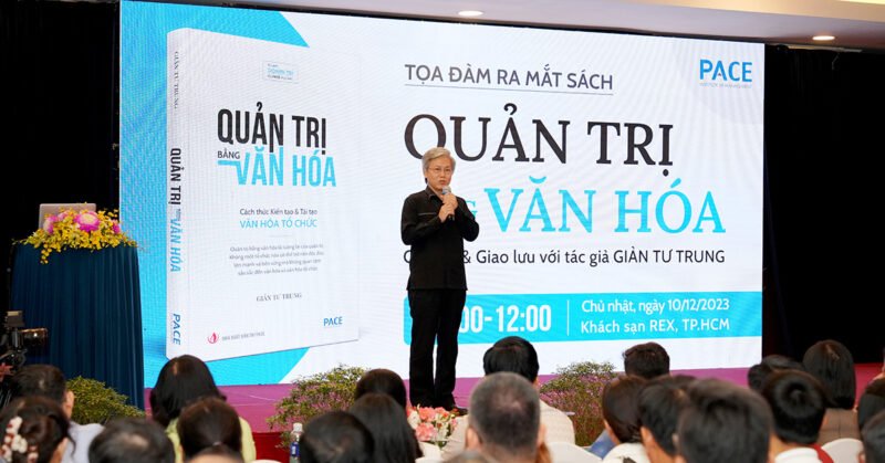 Hình ảnh buổi ra mắt sách Quản trị bằng Văn hóa, nhấn mạnh tầm quan trọng của quản lý dựa trên giá trị cốt lõi.