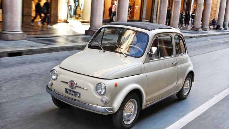Hình ảnh chiếc xe Fiat nhỏ gọn thể hiện phong cách sống tự do và năng động