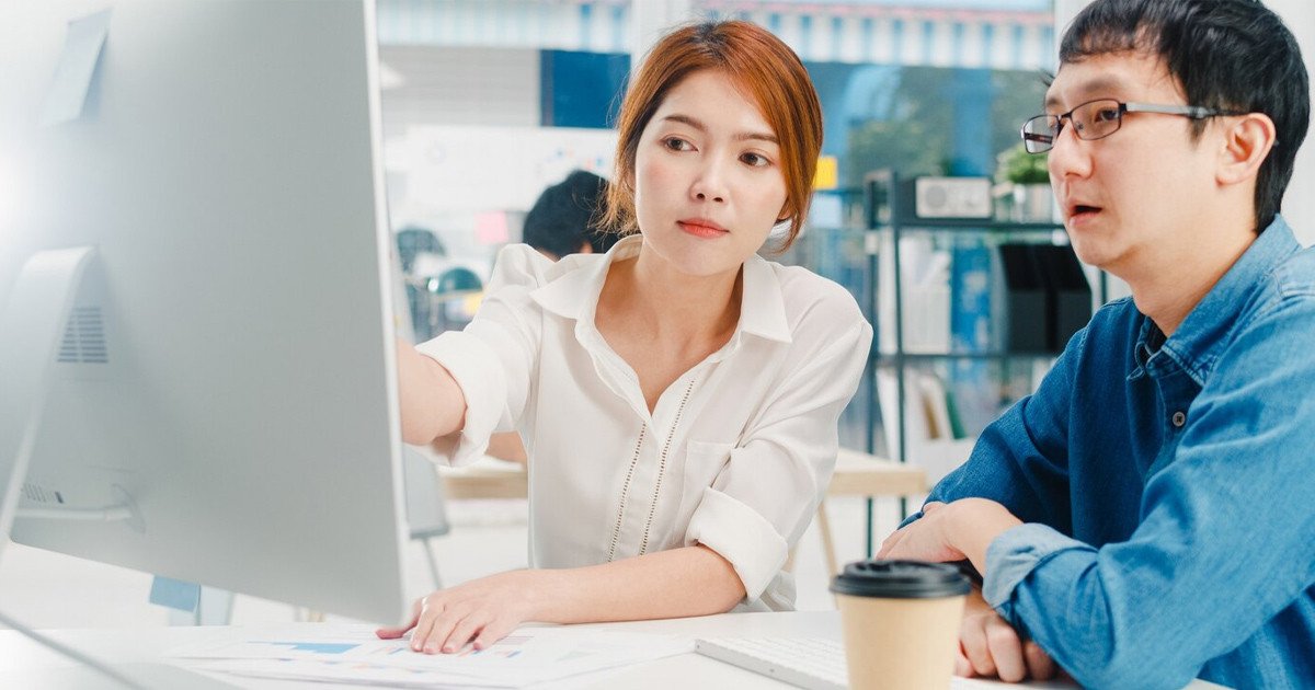Hình ảnh đại diện các vai trò chuyên biệt trong phòng Marketing như SEO, Content Marketing và Thiết kế, minh họa sự đa dạng kỹ năng.