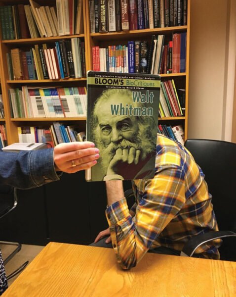 Hình ảnh độc đáo #bookfacefriday tại thư viện, kết hợp sách và khuôn mặt để tạo nội dung sáng tạo trên Instagram.