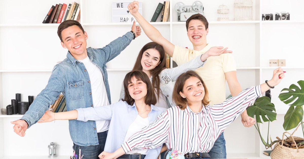 Hình ảnh đội nhóm đang thảo luận, tượng trưng cho cách cải thiện kỹ năng teamwork thông qua phân công công việc