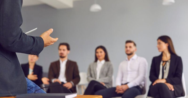 Hình ảnh học viên đang tham gia khóa học quản trị nhân sự quốc tế, nhấn mạnh tầm quan trọng của phát triển nguồn nhân lực toàn cầu.