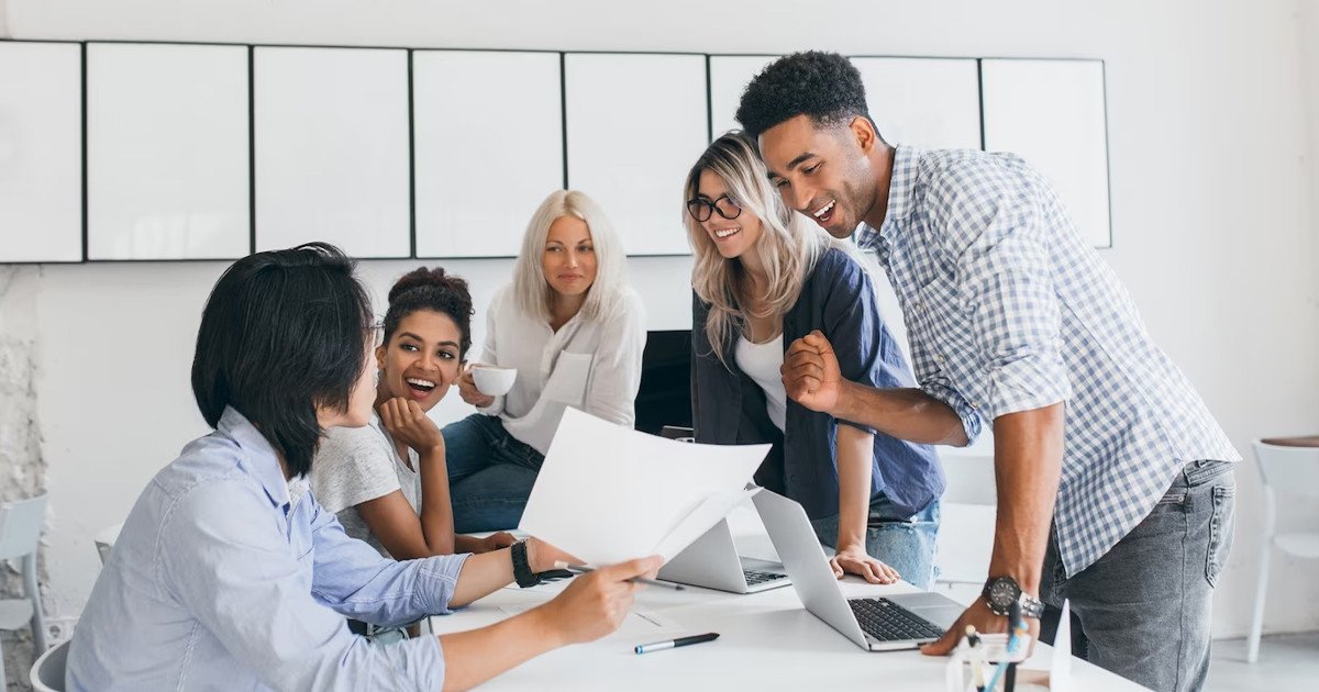 Hình ảnh minh họa bốn nguyên tắc của buổi Brainstorming hiệu quả: số lượng hơn chất lượng, không chỉ trích, khuyến khích ý tưởng điên rồ, và kết hợp ý tưởng.