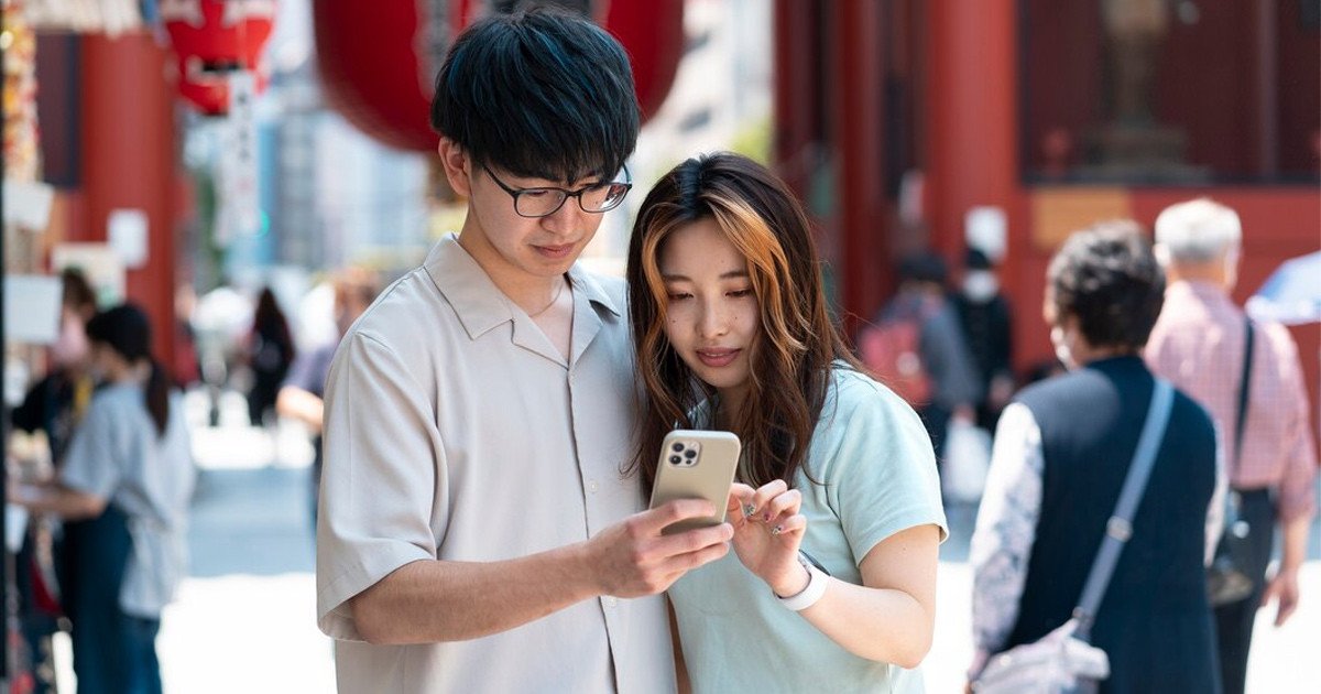 Hình ảnh minh họa các đặc trưng nổi bật của xã hội số, nhấn mạnh sự kết nối và dữ liệu lớn.
