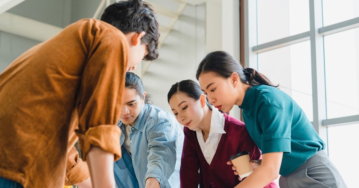 Hình ảnh minh họa các kỹ thuật Brainstorming khác nhau như sơ đồ tư duy, động não ngược, Starbursting, và các phương pháp khác, thể hiện sự đa dạng trong cách tiếp cận.