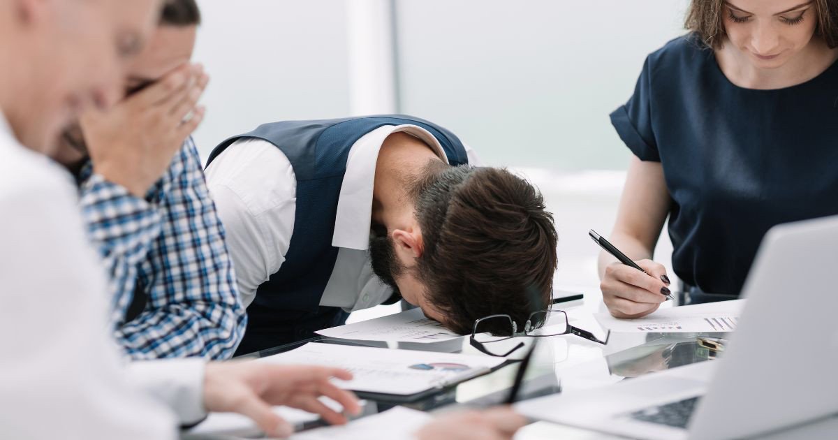 Hình ảnh minh họa các lỗi cần tránh khi thực hiện Brainstorming, như chỉ trích, ít người tham gia, không ghi chú đầy đủ và chọn sai thời điểm/địa điểm.