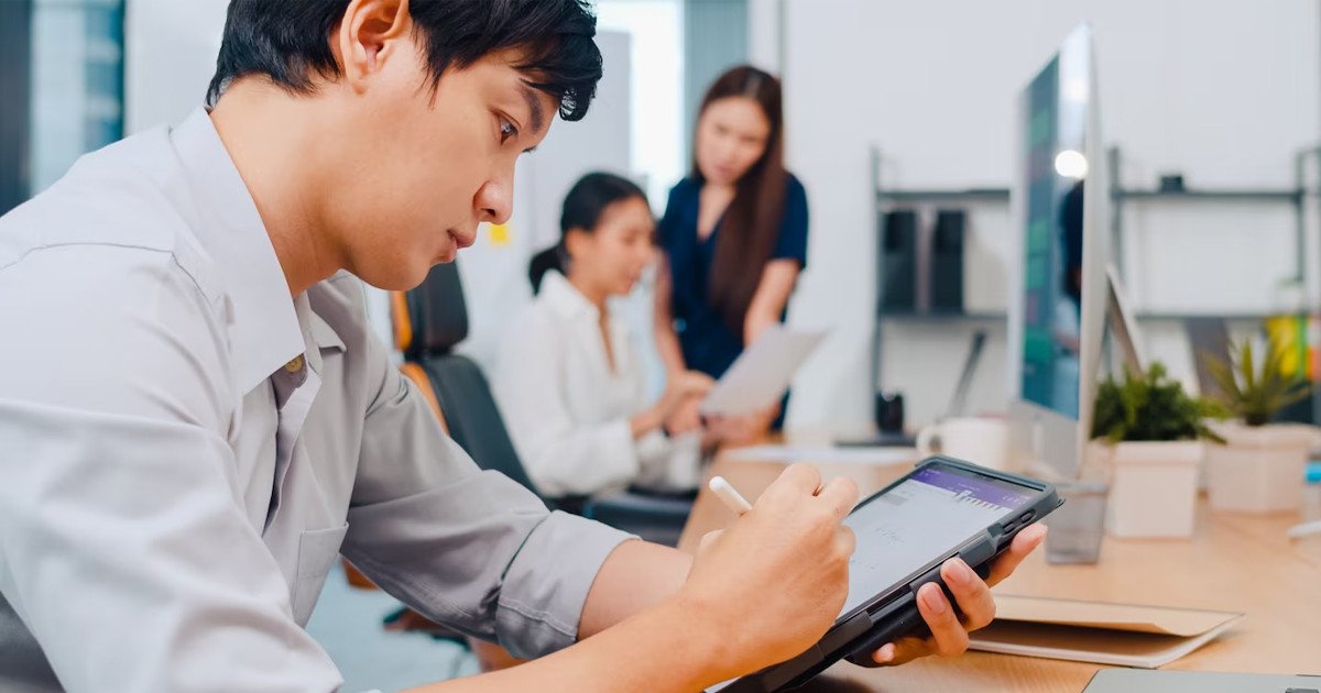 Hình ảnh minh họa các lợi ích vượt trội khi đạt được chứng chỉ CFA như thăng tiến, thu nhập cao và cơ hội toàn cầu
