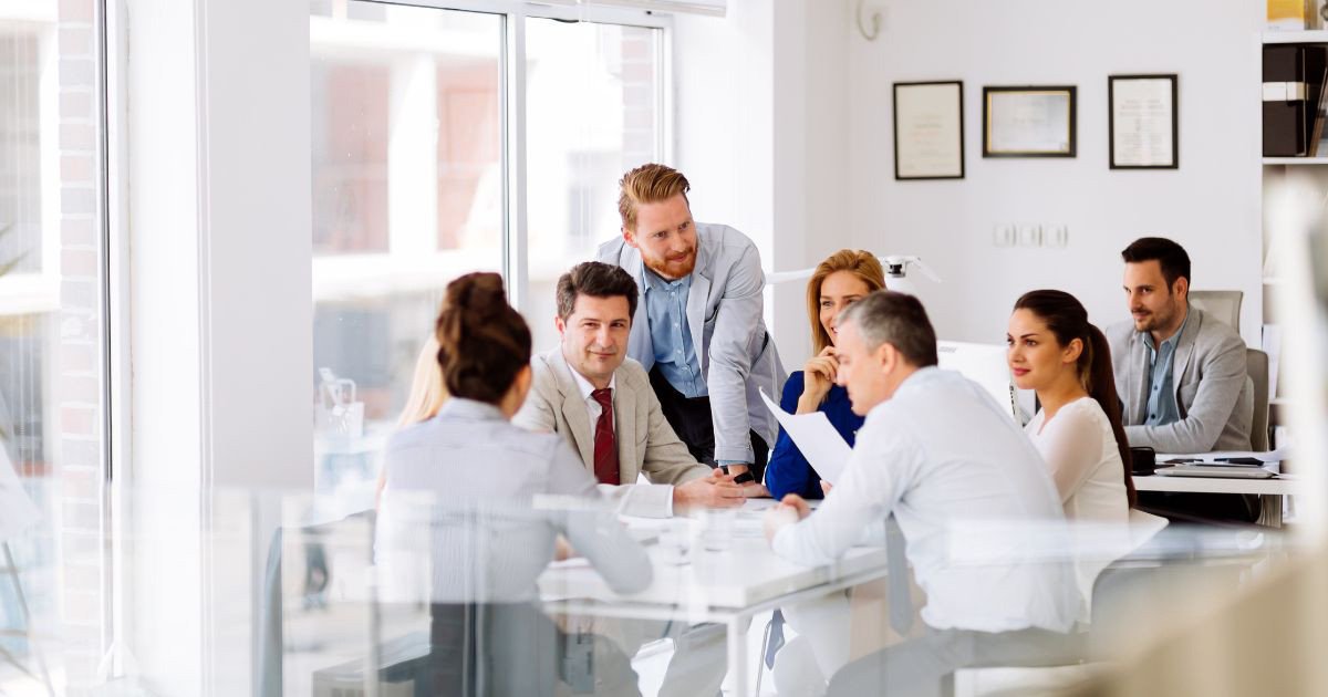 Hình ảnh minh họa các yếu tố cần lưu ý khi brainstorming ý tưởng độc đáo và hiệu quả, bao gồm môi trường, công cụ và tinh thần hợp tác.
