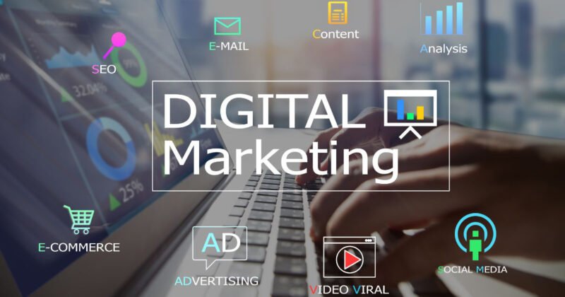 Hình ảnh minh họa Digital Marketing đang thực hiện các hoạt động tiếp thị trên nền tảng internet