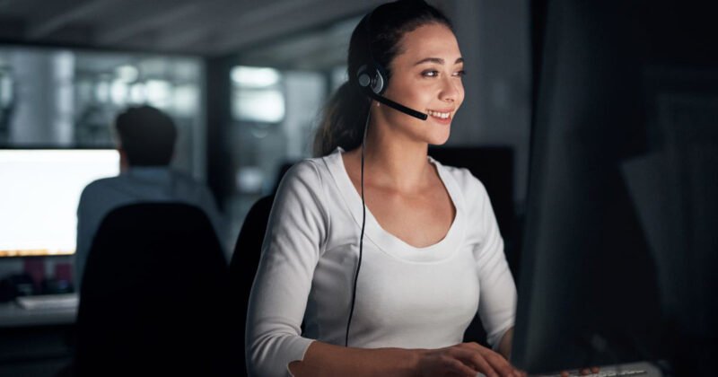 Hình ảnh minh họa định nghĩa chăm sóc khách hàng với mối quan hệ tương tác giữa doanh nghiệp và người tiêu dùng