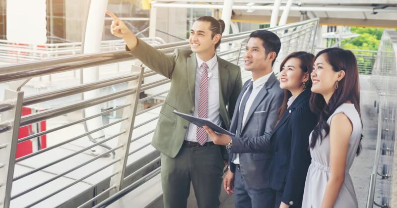 Hình ảnh minh họa định nghĩa chiến lược nhân sự, thể hiện sự kết nối giữa con người và mục tiêu doanh nghiệp.