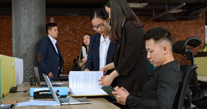 Hình ảnh minh họa định nghĩa kỹ năng tổ chức và tầm quan trọng của việc quản lý thời gian hiệu quả trong công việc.