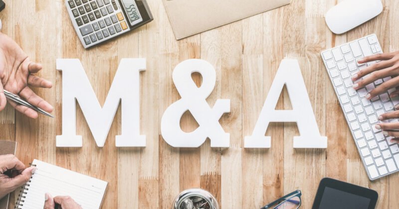 Hình ảnh minh họa khái niệm M&amp;A (Sáp nhập và Mua lại) trong kinh doanh.