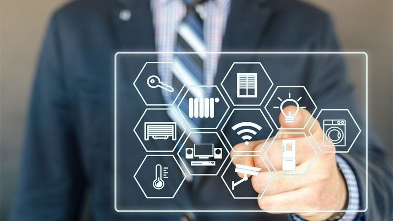 Hình ảnh minh họa nhóm người tập trung vào hoạch định chiến thuật và các mục tiêu ngắn hạn