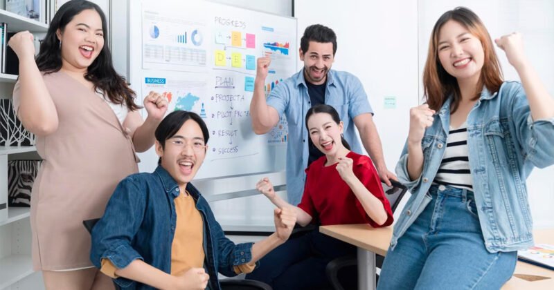 Hình ảnh minh họa tinh thần làm việc nhóm hiệu quả, nhiều người cùng hướng tới một mục tiêu chung