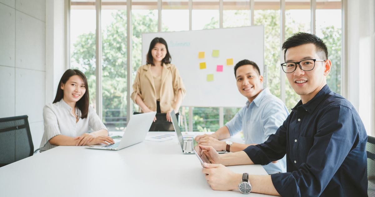 Hình ảnh minh họa vai trò của phương pháp Brainstorming trong việc thúc đẩy sự sáng tạo, đổi mới và hợp tác nhóm, thể hiện qua các biểu tượng ý tưởng và hợp tác.