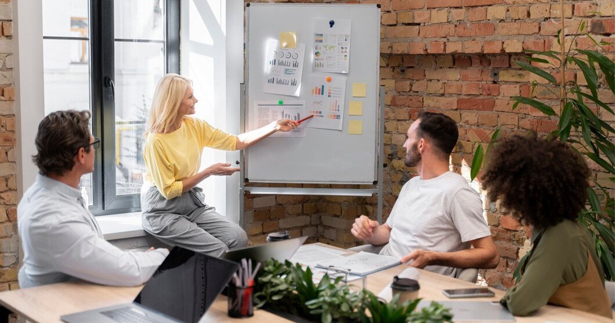 Hình ảnh mô tả các công cụ và hoạt động của phòng Marketing như biểu đồ phân tích, mạng xã hội và kênh truyền thông, nhấn mạnh vai trò đa dạng.