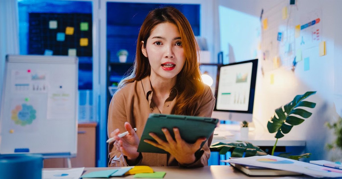 Hình ảnh mô tả công việc của một chuyên viên Digital Marketing