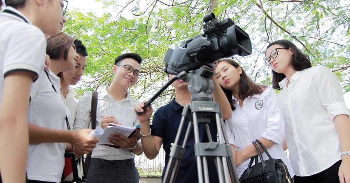 Hình ảnh một người chuyên nghiệp đang phát biểu, minh họa tố chất cần có của người làm Quan hệ công chúng.