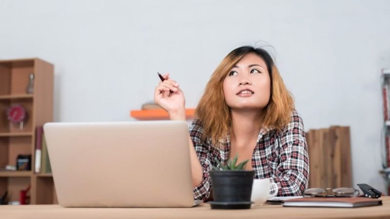 Hình ảnh một người đang đọc sách và học hỏi, minh họa sự ham học hỏi để nâng cao kỹ năng