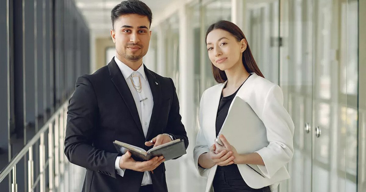 Hình ảnh một người đang leo lên các bậc thang, tượng trưng cho lộ trình thăng tiến trong nghề kinh doanh