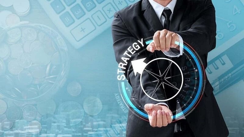 Hình ảnh một người đang tư duy và viết trên bảng, thể hiện khả năng hoạch định chiến lược