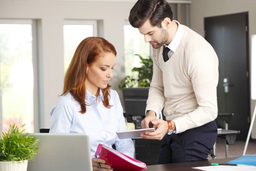 Hình ảnh một nhóm giám đốc kinh doanh thảo luận chiến lược tiếp thị sản phẩm