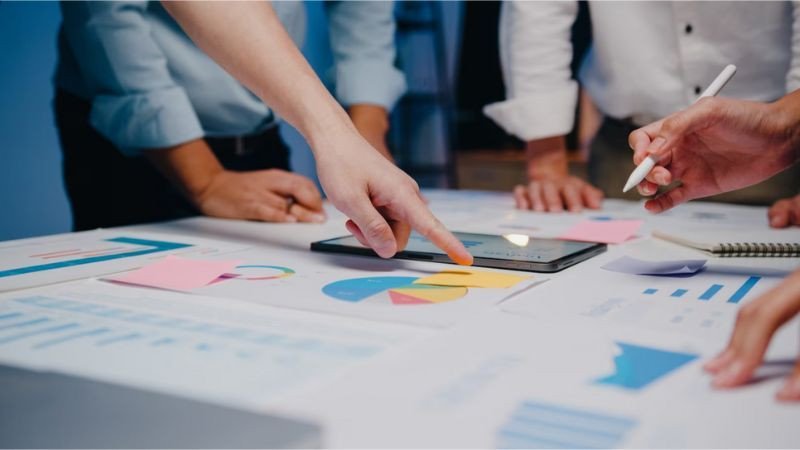 Hình ảnh một nhóm người đang hoạch định chiến lược với các mục tiêu dài hạn