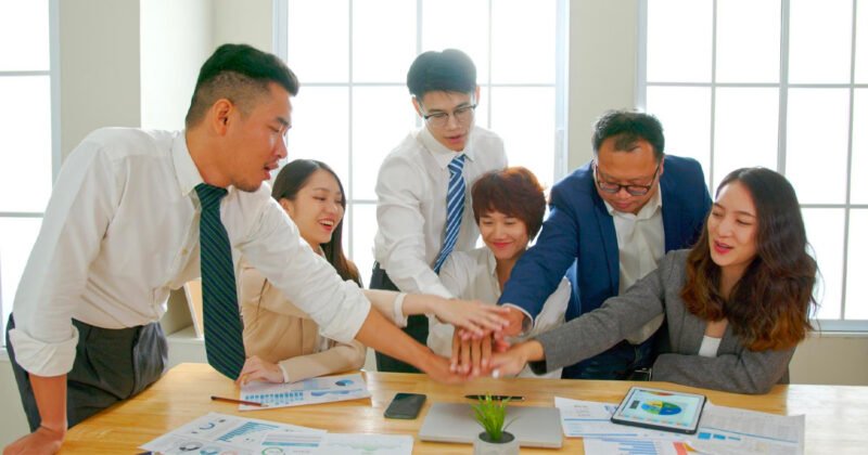 Hình ảnh một nhóm người đang làm việc nhóm trong văn phòng, minh họa khái niệm quản trị nguồn nhân lực.
