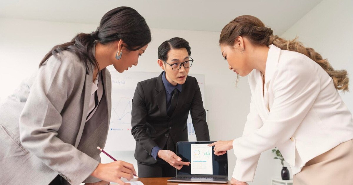 Hình ảnh một nhóm người đang tương tác và thảo luận, tượng trưng cho quá trình xử lý tình huống thông qua giao tiếp và hợp tác