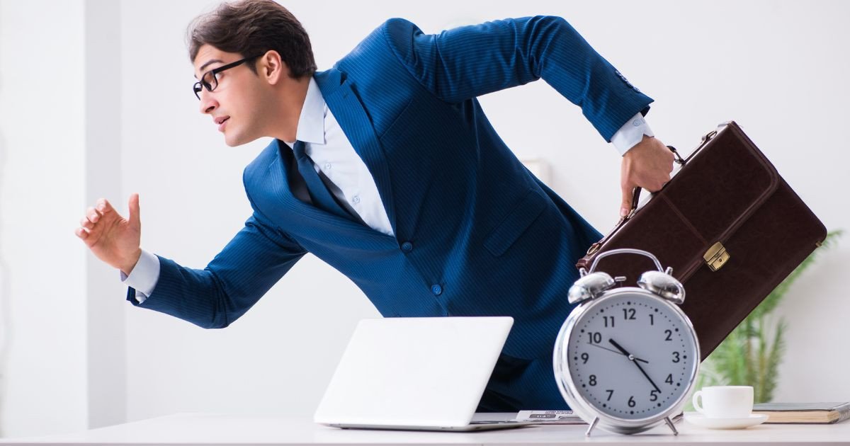 Hình ảnh người làm việc vội vã với tài liệu cho thấy trạng thái chạy deadline, cố gắng hoàn thành công việc gấp rút.